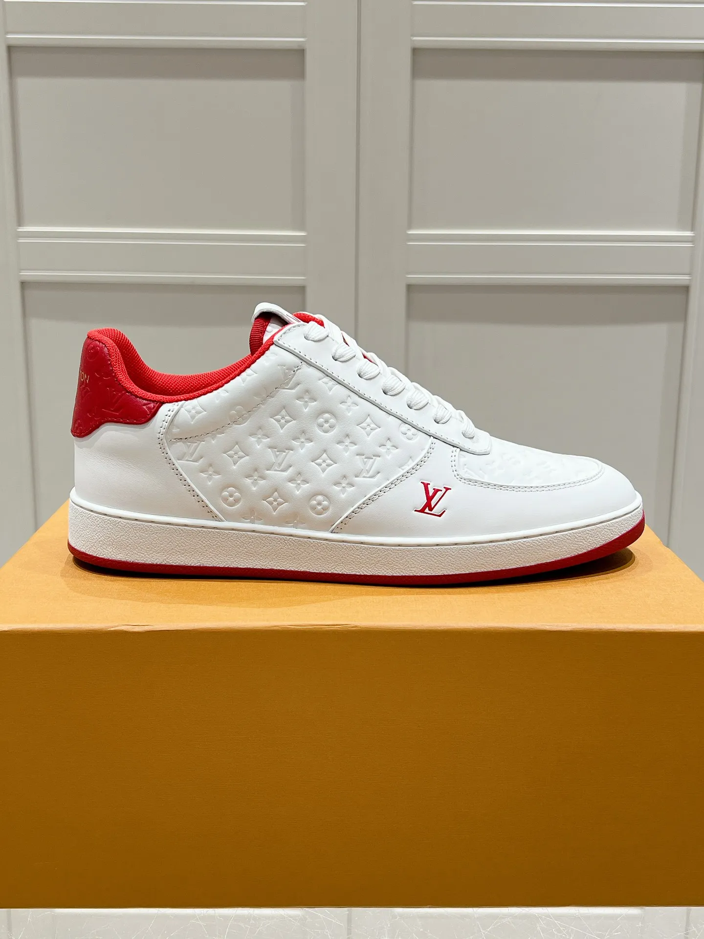 👟👟Ex-factory price 680👟👟 LV new style casual white shoes for men, simple and fashionable, light and comfortable, size: 39-44 (order 45)
